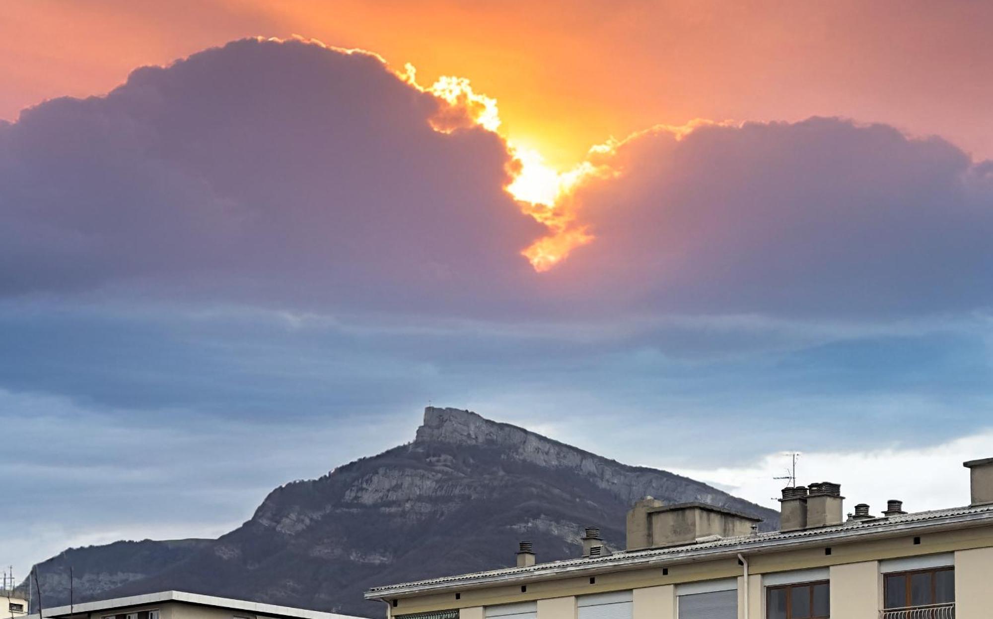 Appartement Superbe - Parking Gratuit - 4 Personnes Chambéry